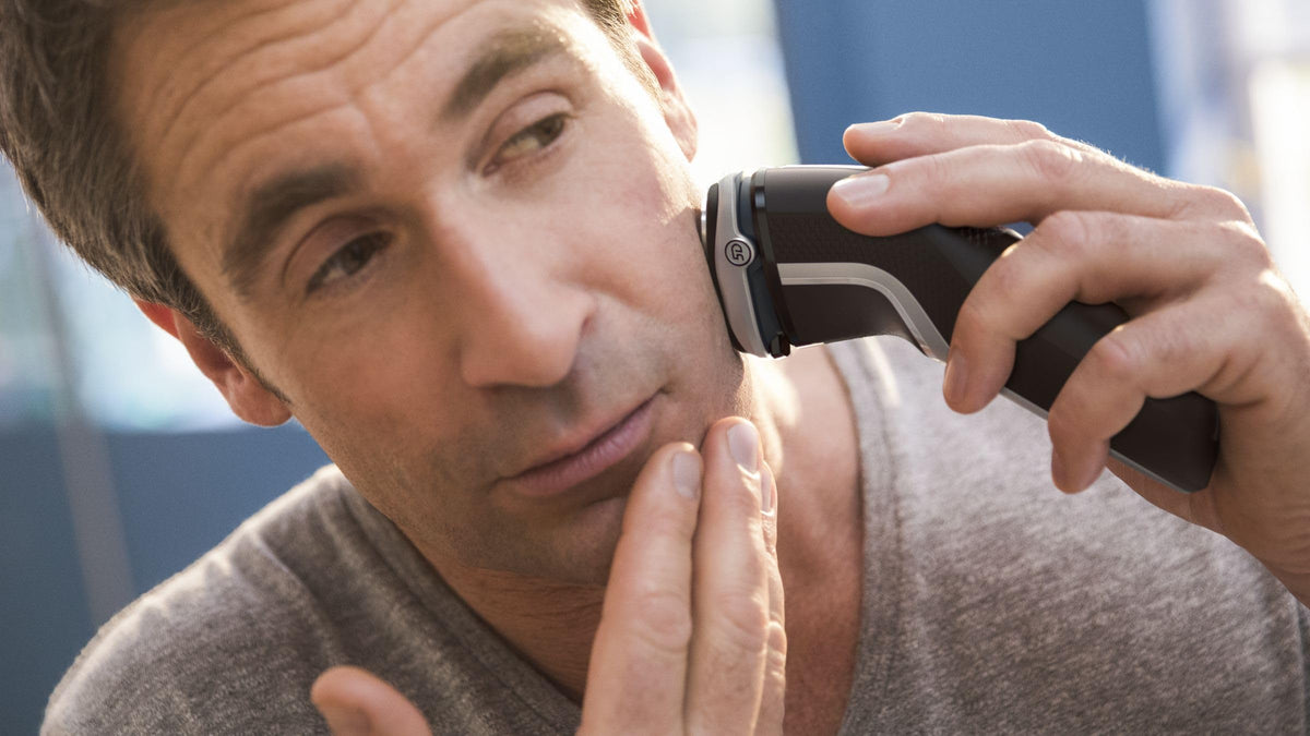 Cordless Rechargeable Wet & Dry Electric Shaver with Pop-up Trimmer R962
